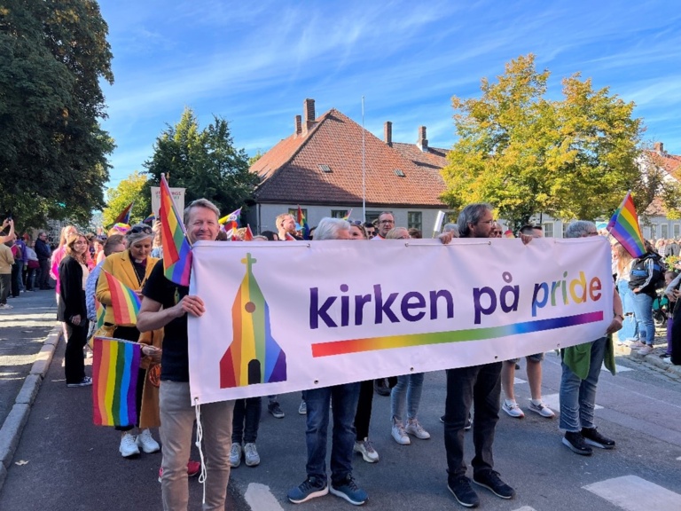 Mange fra kirka møtte opp for å delta i paraden under Trondheim Pride i september. Foto: Tone gullaksen.